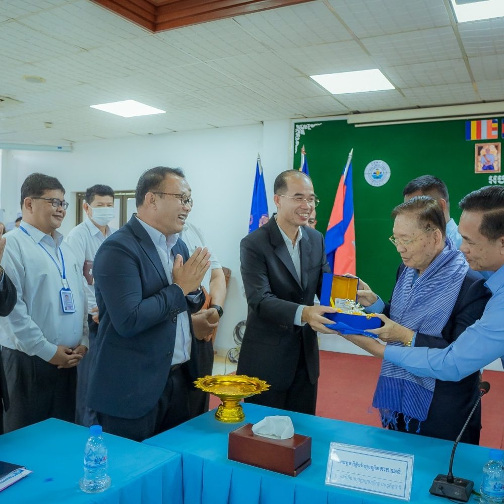Welcomed and presented to the delegation led by His Excellency Dr. Kitti Barekrak. Keat Chhon, Honorary Chairman of the Supreme National Economic Council (SNEC)