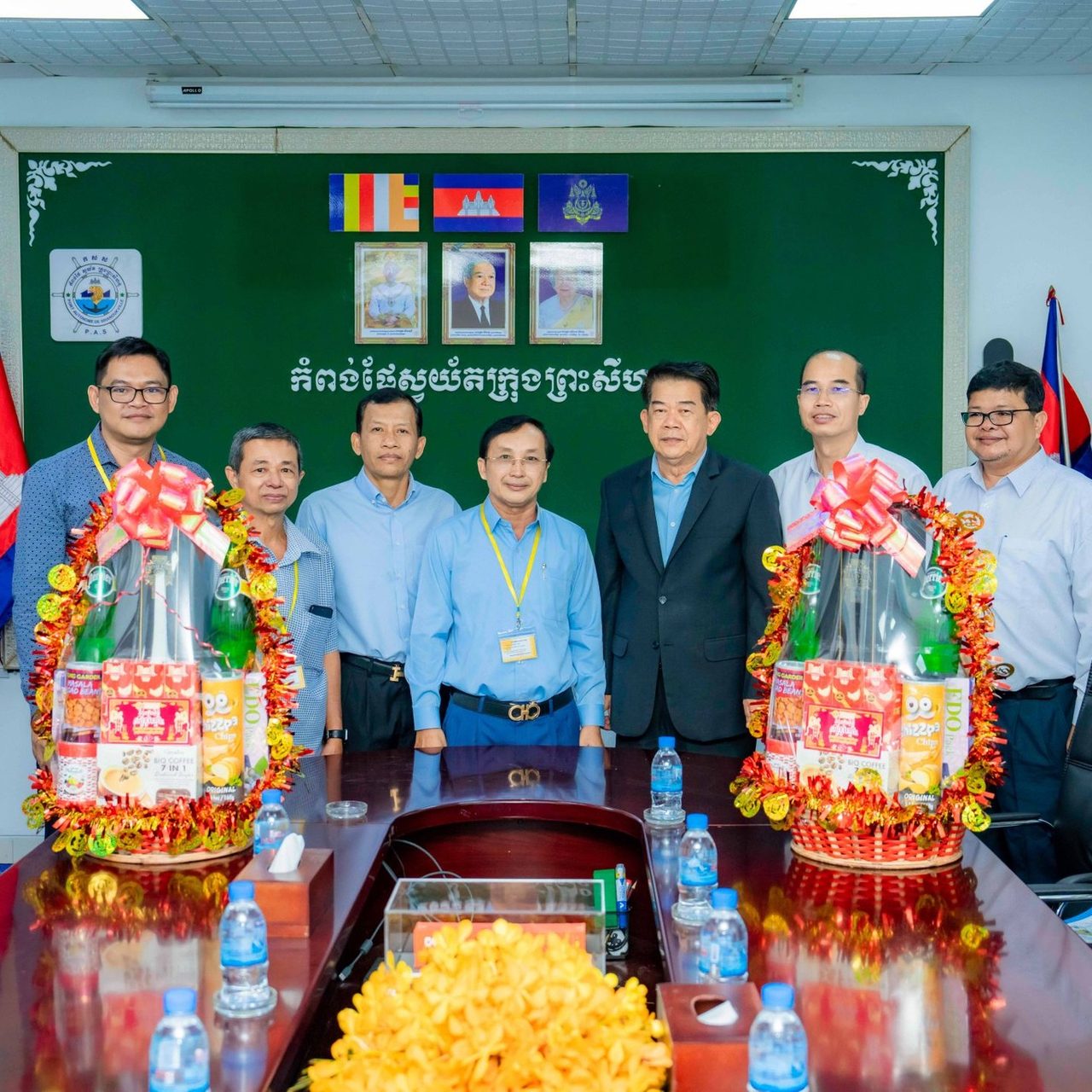 ការអញ្ជើញសម្តែងការគួរសម និងជូនពរក្នុងឱកាសចូលឆ្នាំថ្មីប្រពៃណីប្រជាជនចិន-វៀតណាម ពីសំណាក់តំណាងក្រុមហ៊ុនដឹកជញ្ជូន តេង ឡាយ