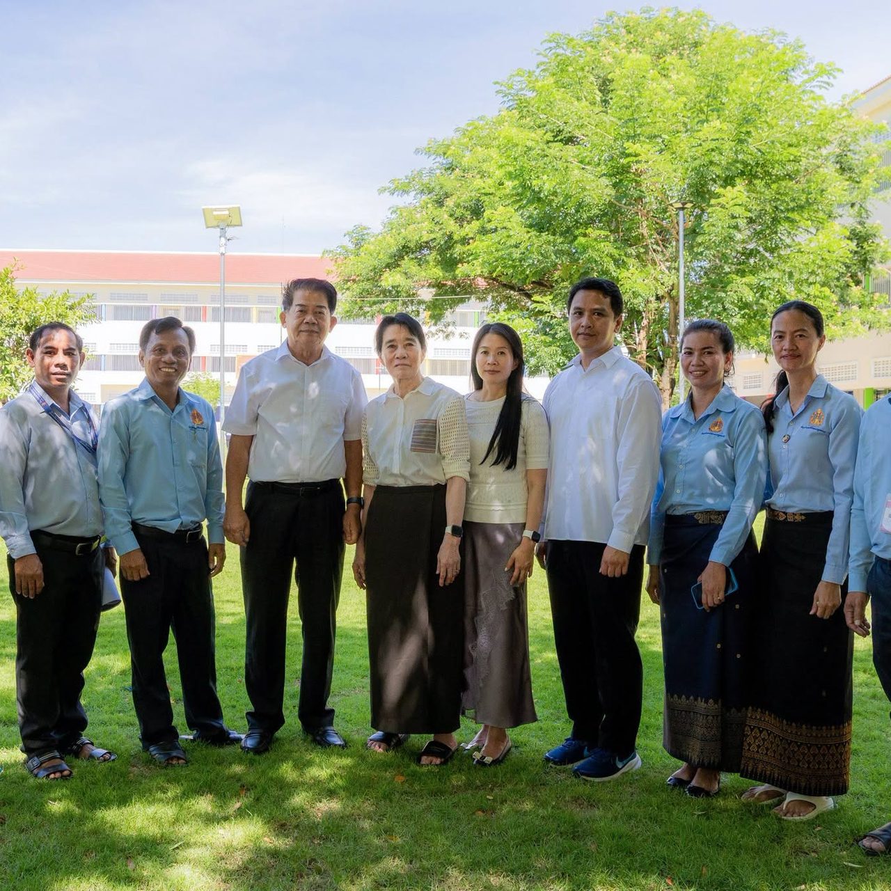 ពិធីចុះជួបសំណេះសំណាល និងផ្តល់អាហារដល់ សិស្សពិការសតិបញ្ញា និងអូទីស្សឹម នៅវិទ្យាល័យអប់រំពិសេសក្រុងតាខ្មៅ
