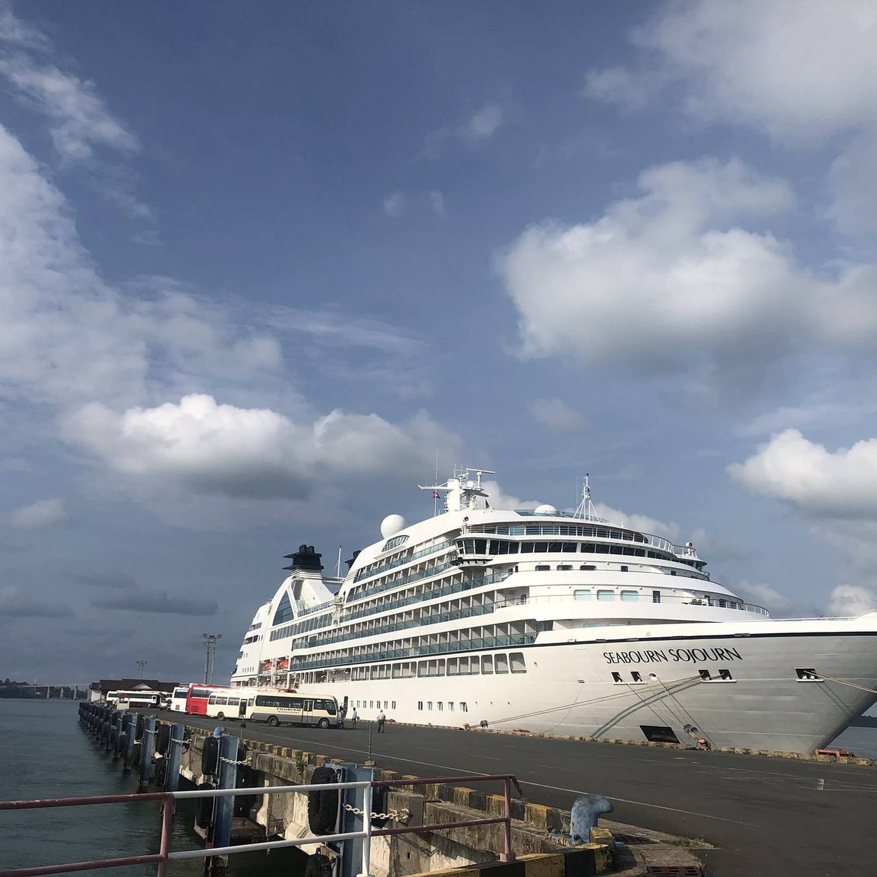 នាវាទេសចរណ៍ឈ្មោះ Seabourn Sojourn ដែលជានាវាទី ២៩ ចូលចតនៅកំពង់ផែស្វយ័តក្រុងព្រះសីហនុ