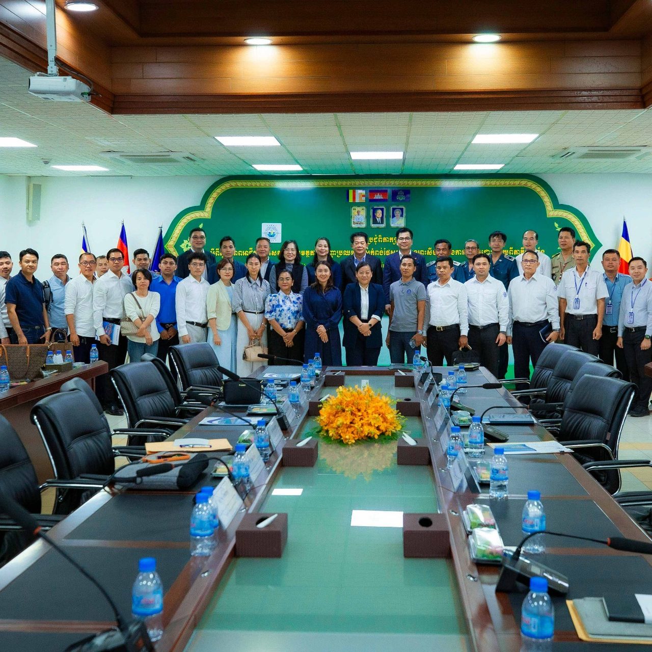 Held a discussion meeting with Delegations of Cambodia Logistics Association (CLA), Cambodia Chamber of Commerce (CCC)