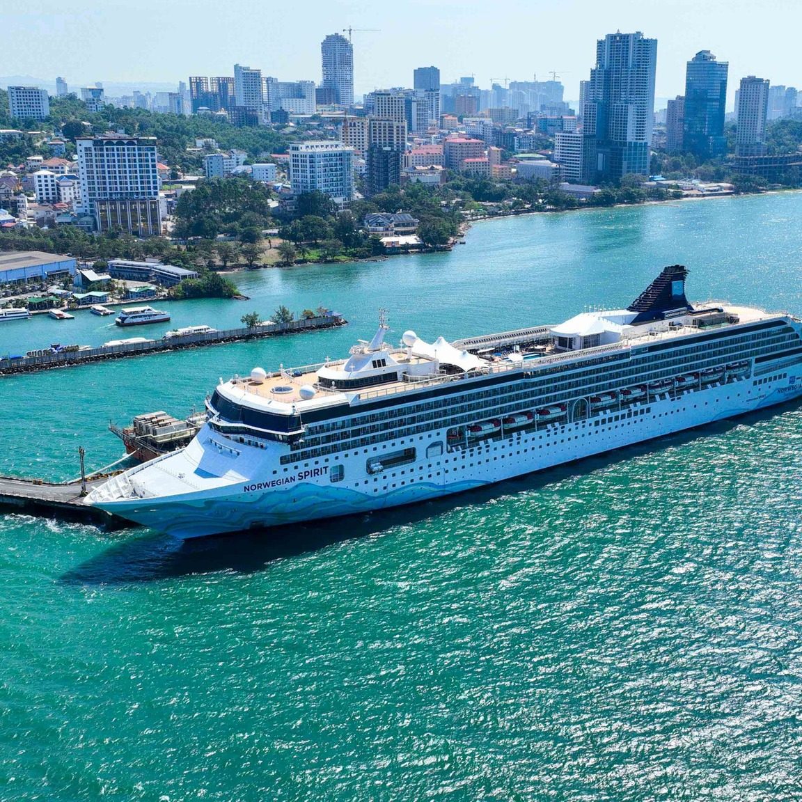 នាវាទេសចរណ៍ឈ្មោះ NORWEGIAN សញ្ជាតិ BAHAMAS