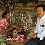 ឯកឧត្តម លូ គឹមឈន់ បានចុះសួរសុខទក្ខ និងឧបត្ថម្ភប្រាក់ជូនគ្រួសារដែលមានកូនពិការពីកំណើត នៅឃុំស្វាយពោធិ៍ ស្រុកស្រីសន្ធរ