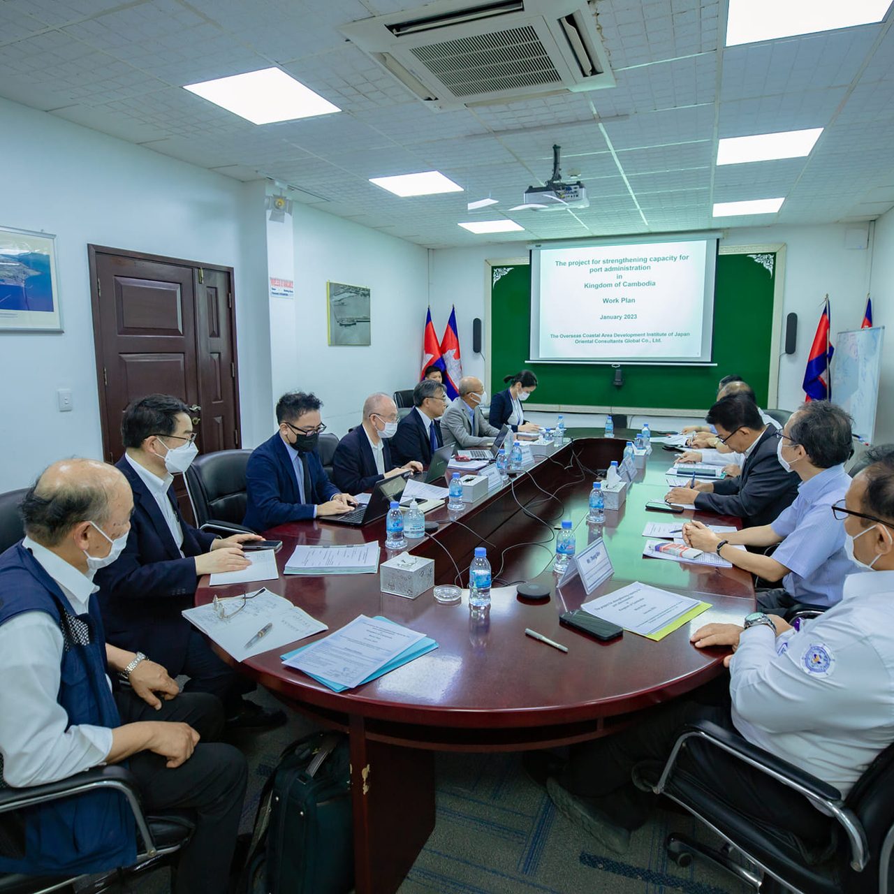 Held a discussion meeting on the "Project for Strengthening Capacity of Port Administration in the Kingdom of Cambodia" with Dr. Motono Ichioh, Team Leader of Japan International Cooperation Agency Team (JICA)