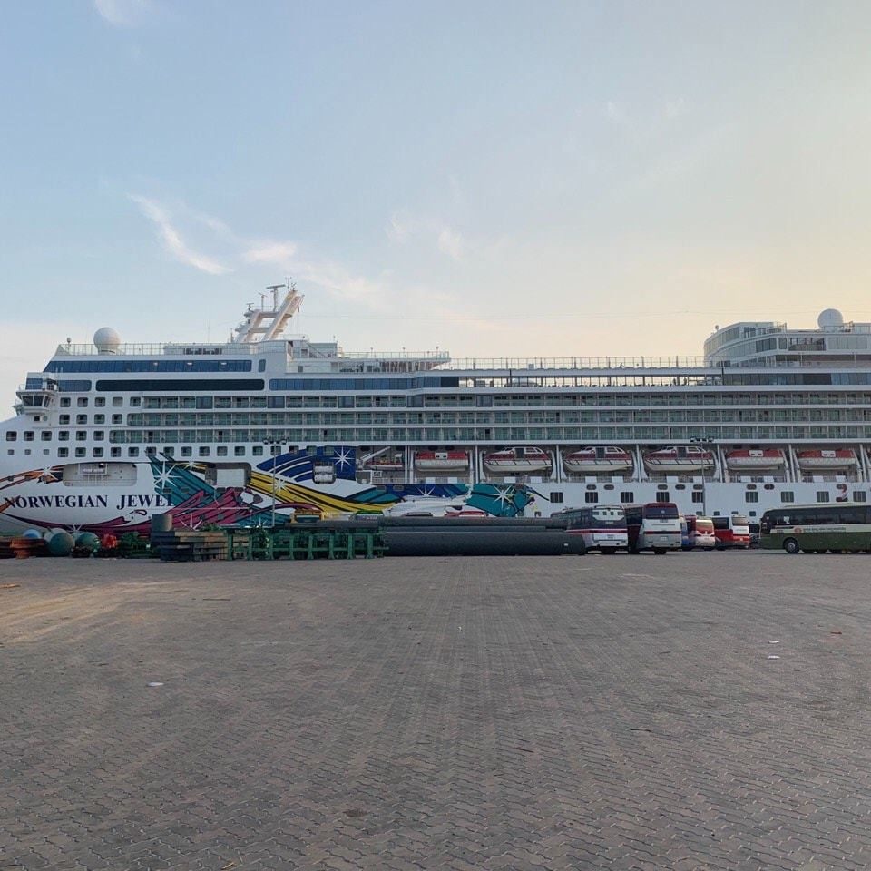 នាវាទេសចរណ៍ឈ្មោះ Norwegian Jewel ដែលជានាវាទី ២៥ ចូលចតនៅកំពង់ផែស្វយ័តក្រុងព្រះសីហនុ
