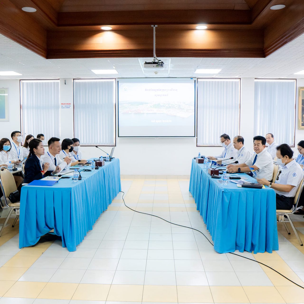 កិច្ចប្រជុំផ្សព្វផ្សាយអំពីការងារដឹកជញ្ជូន និងការប្រើប្រាស់ផ្លូវល្បឿនលឿន ក្រោមអធិបតីភាពដ៏ខ្ពង់ខ្ពស់ ឯកឧត្តម លូ គឹមឈន់ ប្រតិភូរាជរដ្ឋាភិបាល ទទួលបន្ទុកជាប្រធានអគ្គនាយក
