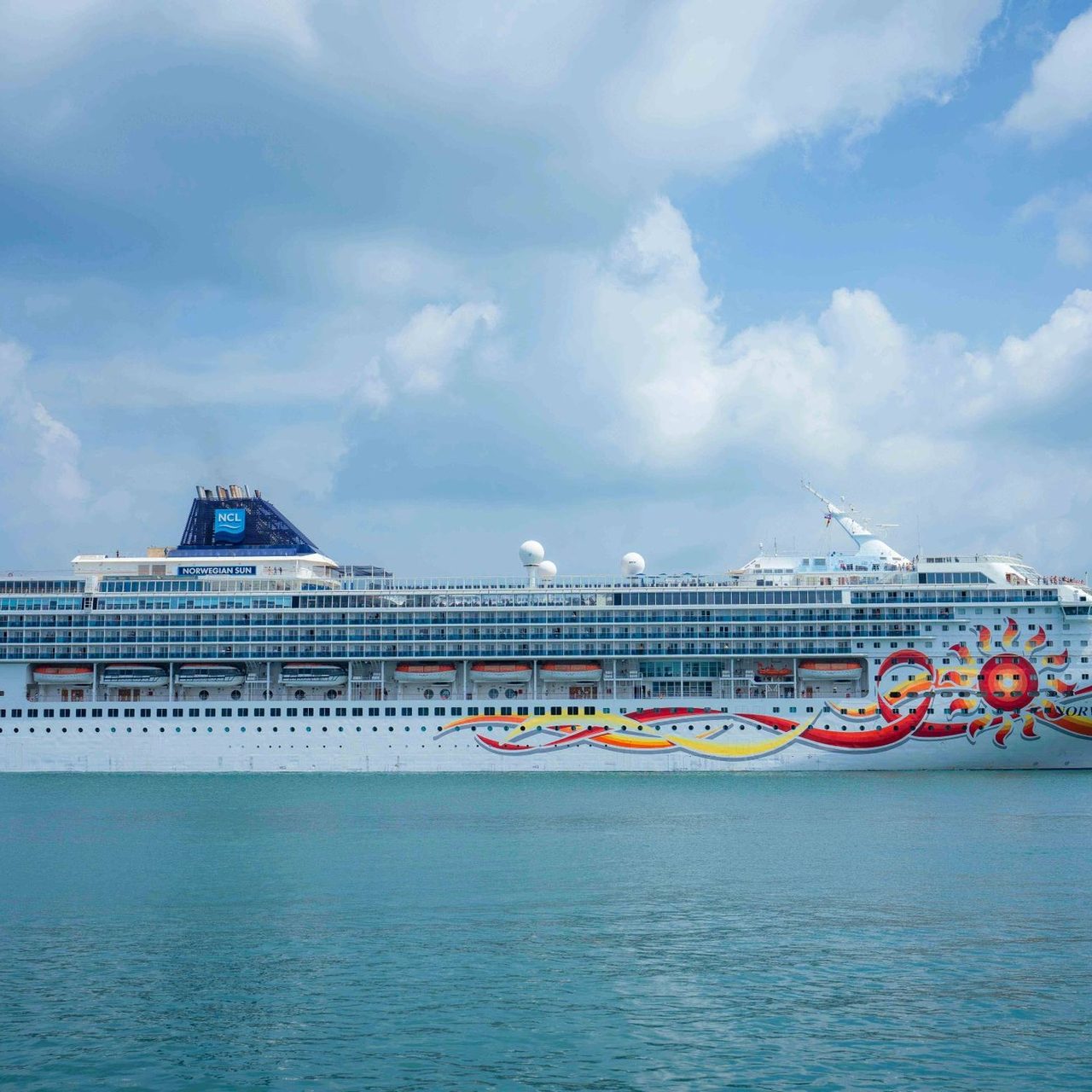 NORWEGIAN SUN cruise ship with nationality of BAHAMAS