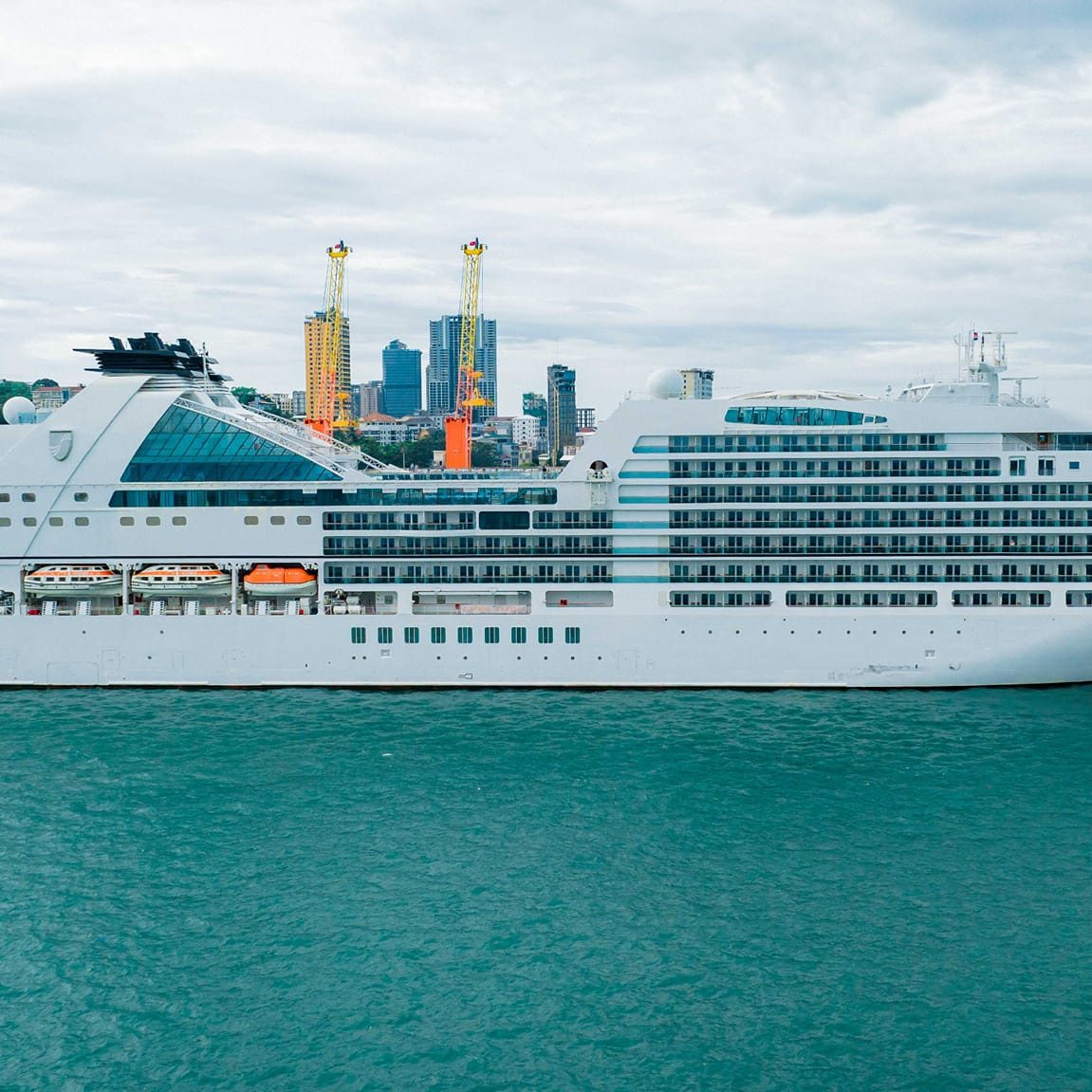 នាវាទេសចរណ៍ ឈ្មោះ SEABOURN ENCORE សញ្ជាតិ BAHAMAS ដែលមានប្រវែងបណ្តោយ ២១០,៥ ម៉ែត្រ ប្រវែងទទឹង ២៨ ម៉ែត្រ ជម្រៅ ៦ ម៉ែត្រ បានចូលចតនៅ កសស ដោយសុវត្ថិភាព