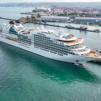នាវាទេសចរណ៍ ឈ្មោះ SEABOURN ENCORE សញ្ជាតិ BAHAMAS ដែលមានប្រវែងបណ្តោយ ២១០.៥ម៉ែត្រ ទទឹង ២៨ម៉ែត្រ ជម្រៅ -៦ម៉ែត្រ ចេញដំណើរមកពីវៀតណាម បានចូលចតនៅកំពង់ផែស្វយ័តក្រុងព្រះសីហនុ