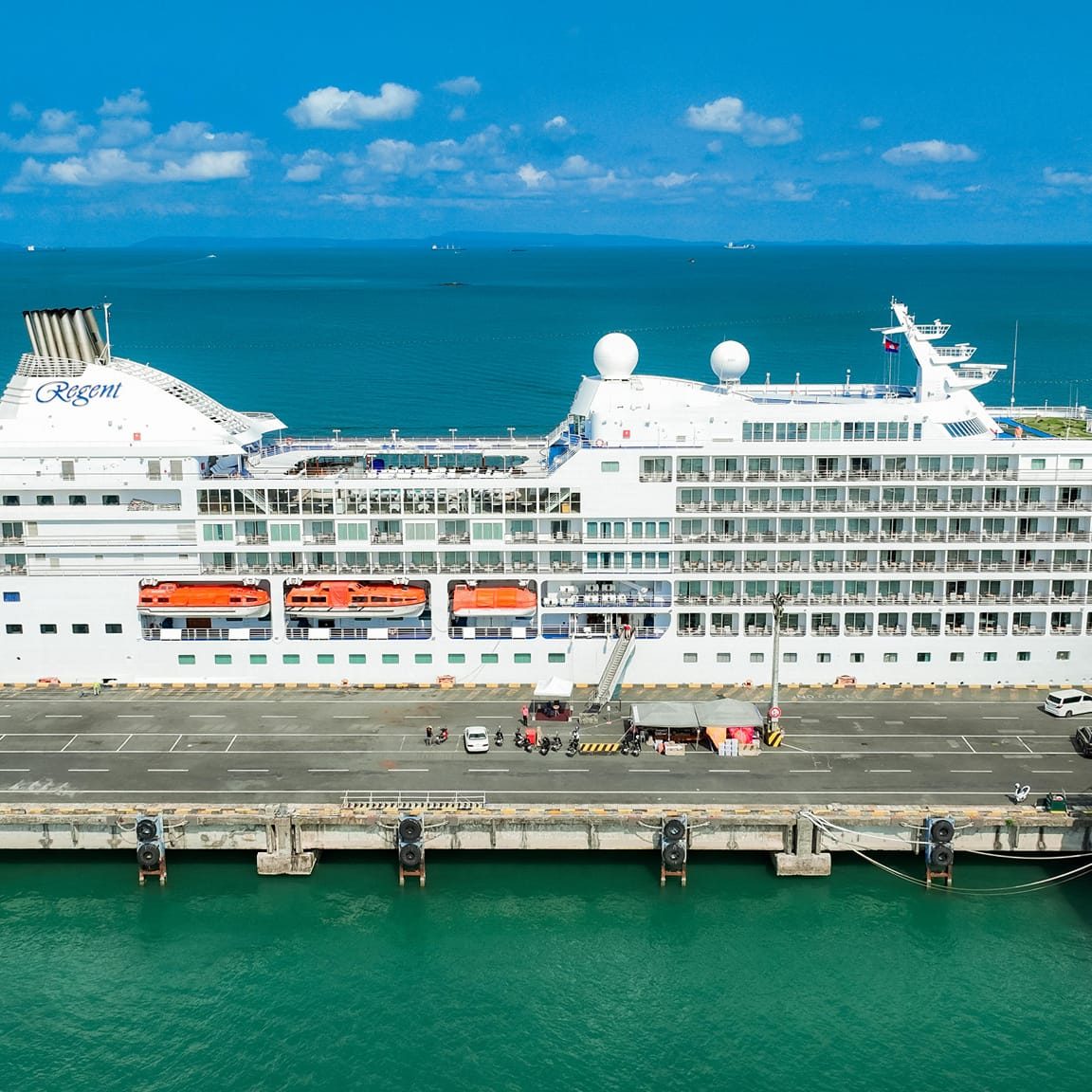 SEVEN SEAS NAVIG cruise ship with nationality of BAHAMSA, length of 172.53 meters, width of 24.80 meters, and depth of 7.50 meters