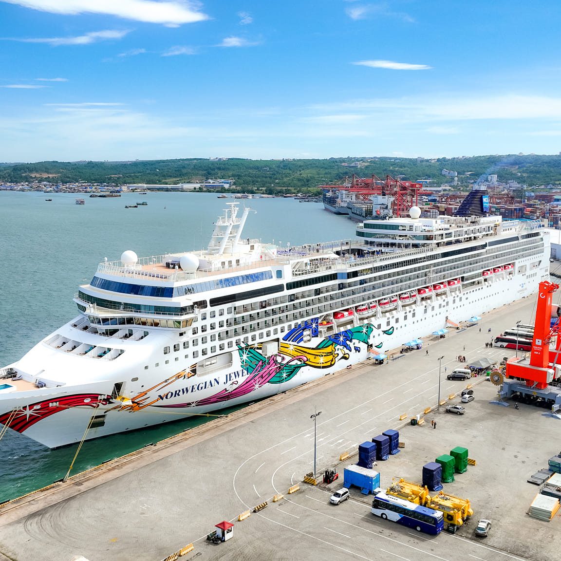 NORWEGIAN JEWEL cruise ship with nationality of BAHAMAS, length of 394.13 meters, width of 32.20 meters, docked safely at PAS to visit Cambodia