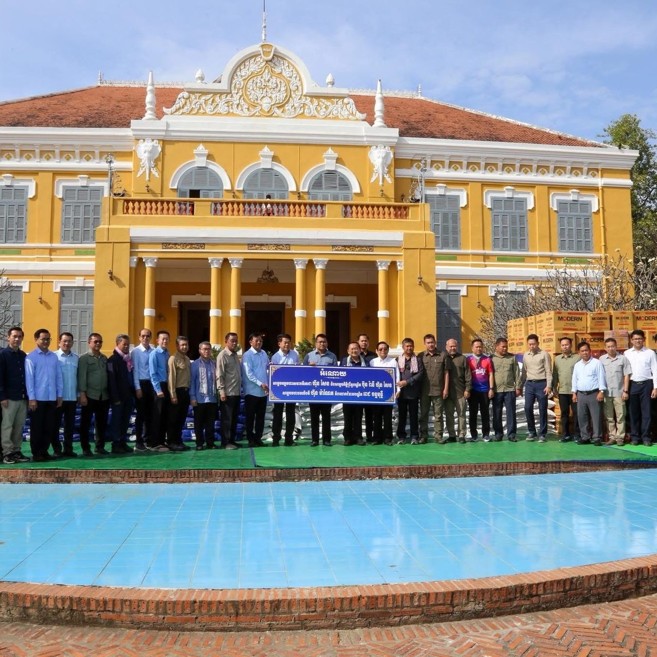A ceremony to award medals to border guards and people fleeing war in the territory of Battambang province.