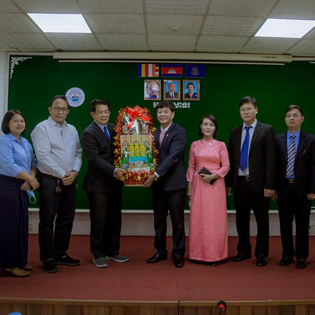 the Consul-General of Vietnam in Preah Sihanouk Province and colleagues to pay courtesy calls and best wishes on occasion of the upcoming Khmer New Year