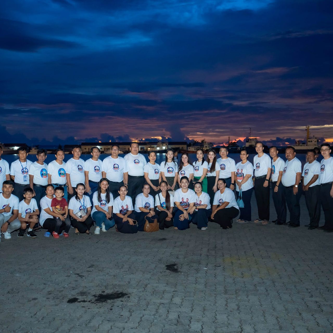 Held a fireworks and lantern launching ceremony for a commencement of Funan Techo canal construction