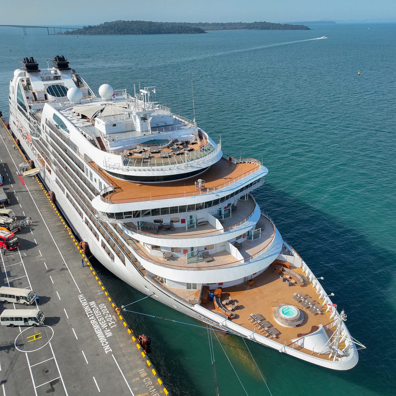 SEABOURN ENCORE cruise ship with BAHAMAS nationality, length of 210.5 meters, width of 28 meters, and depth of -6 meters
