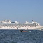 នាវាទេសចរណ៍ឈ្មោះ Diamond Princess ដែលជានាវាទី ១៩ បានចូលចតនៅកំពង់ផែស្វយ័តក្រុងព្រះសីហនុ