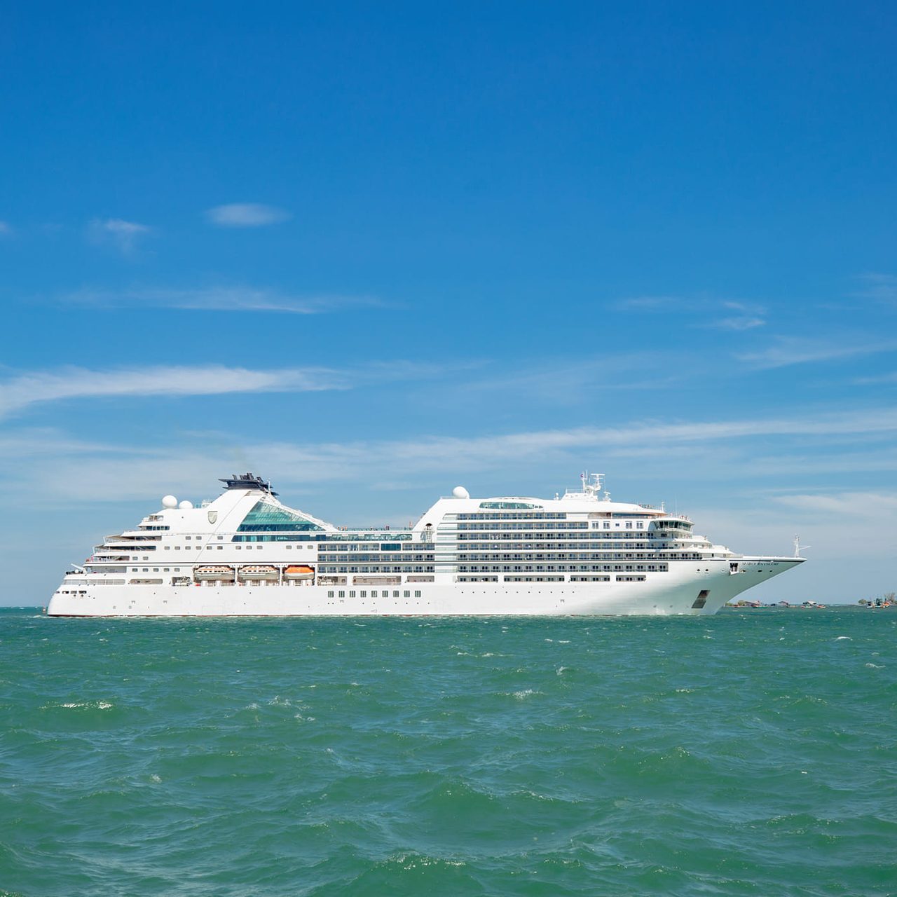 នាវាទេសចរណ៍ ឈ្មោះ SEABOURN ENCORE សញ្ជាតិ BAHAMAS ដែលមានប្រវែងបណ្តោយ ២១០.៥០ម៉ែត្រ ប្រវែងទទឹង២៨ម៉ែ្រត ជំរៅ៦.៦ម៉ែត្រ ចេញដំណេីរមកពីប្រទេសថៃ បានចូលចតនៅកំពង់ផែស្វយ័តក្រុងព្រះសីហនុ