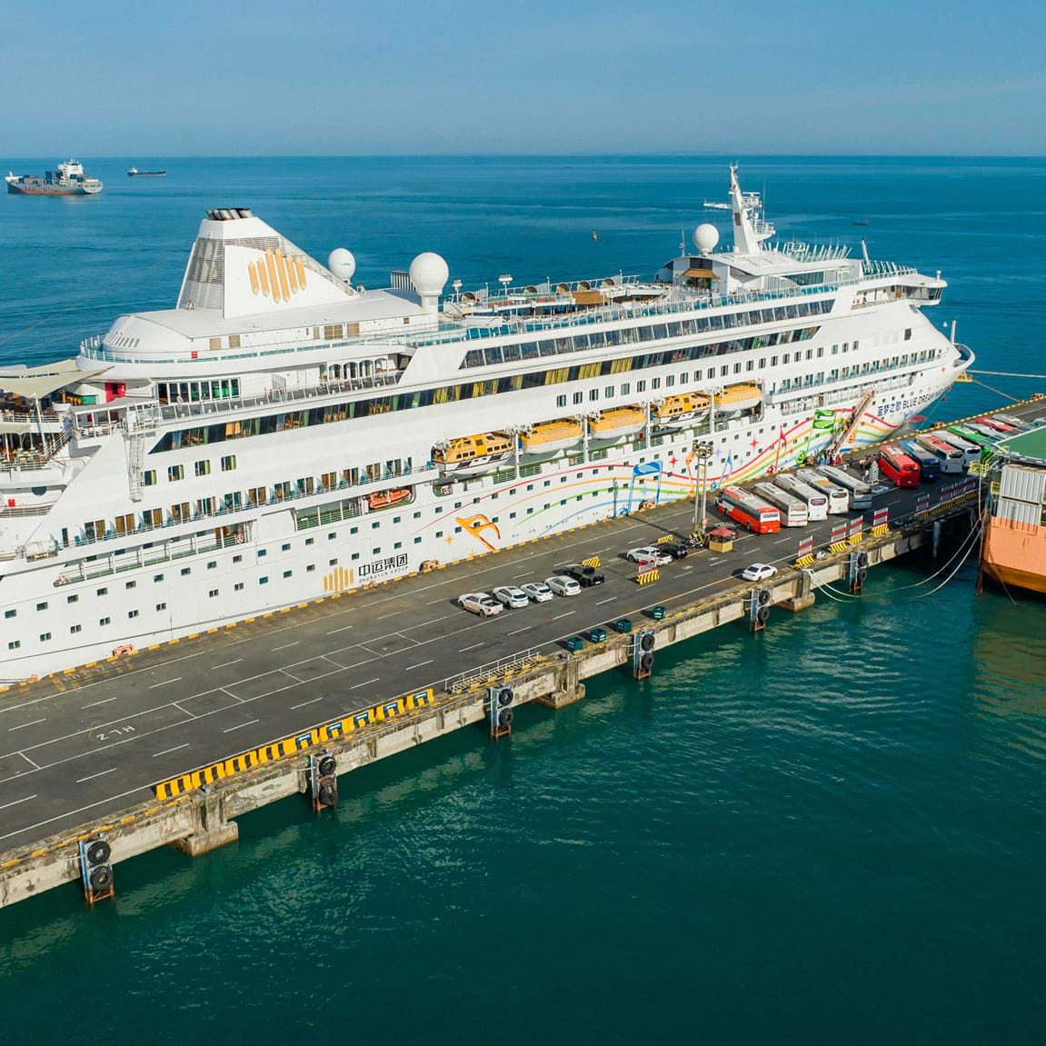 BLUE DREAM MELODY cruise ship with nationality of LIBERIA, length of 202.58 meters, width of 28.1 meters, and depth of 6.2 meters, docked safely at PAS to visit Cambodia for one day