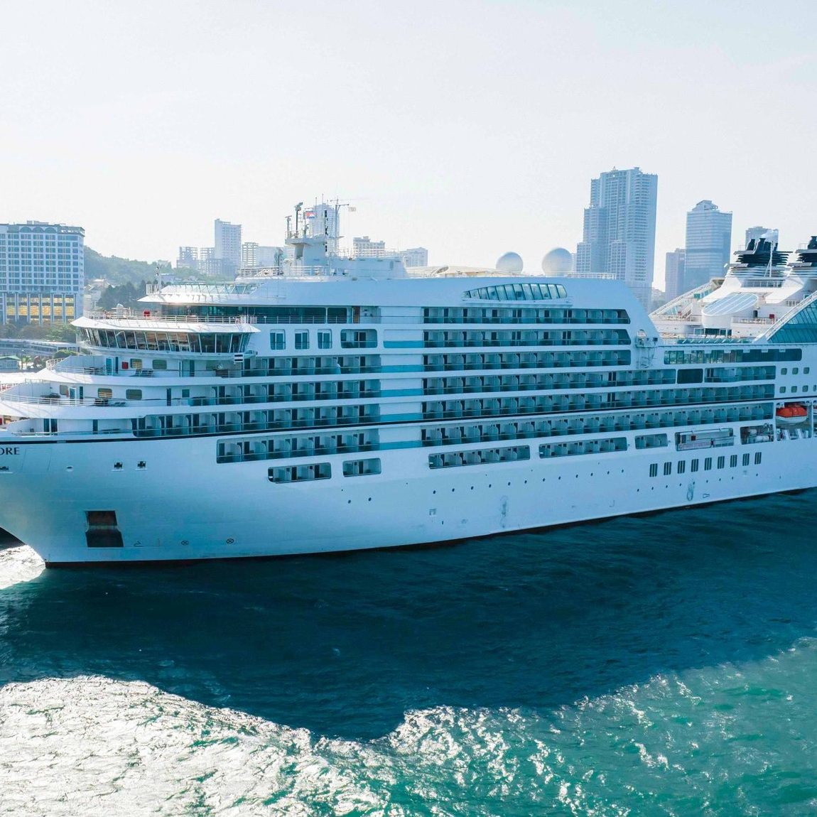 SEABOUNR ENCORE cruise ship with nationality of BAHAMAS