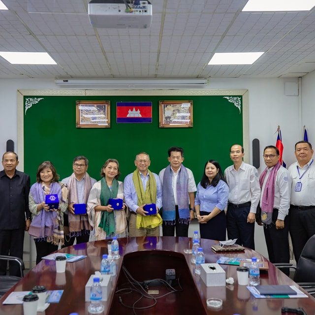 CEO of Sihanoukville Autonomous Port and the management team allowed five members from the Khmer-American Association led by Mr. Pen Sitha, former Deputy Director General of Administration of PAS