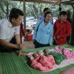 អំណោយមនុស្សធម៌កាកបាទក្រហមកម្ពុជាខេត្តព្រះសីហនុ ចែកជូនដល់គ្រួសារដែលបង្កើតបានកូនភ្លោះបី