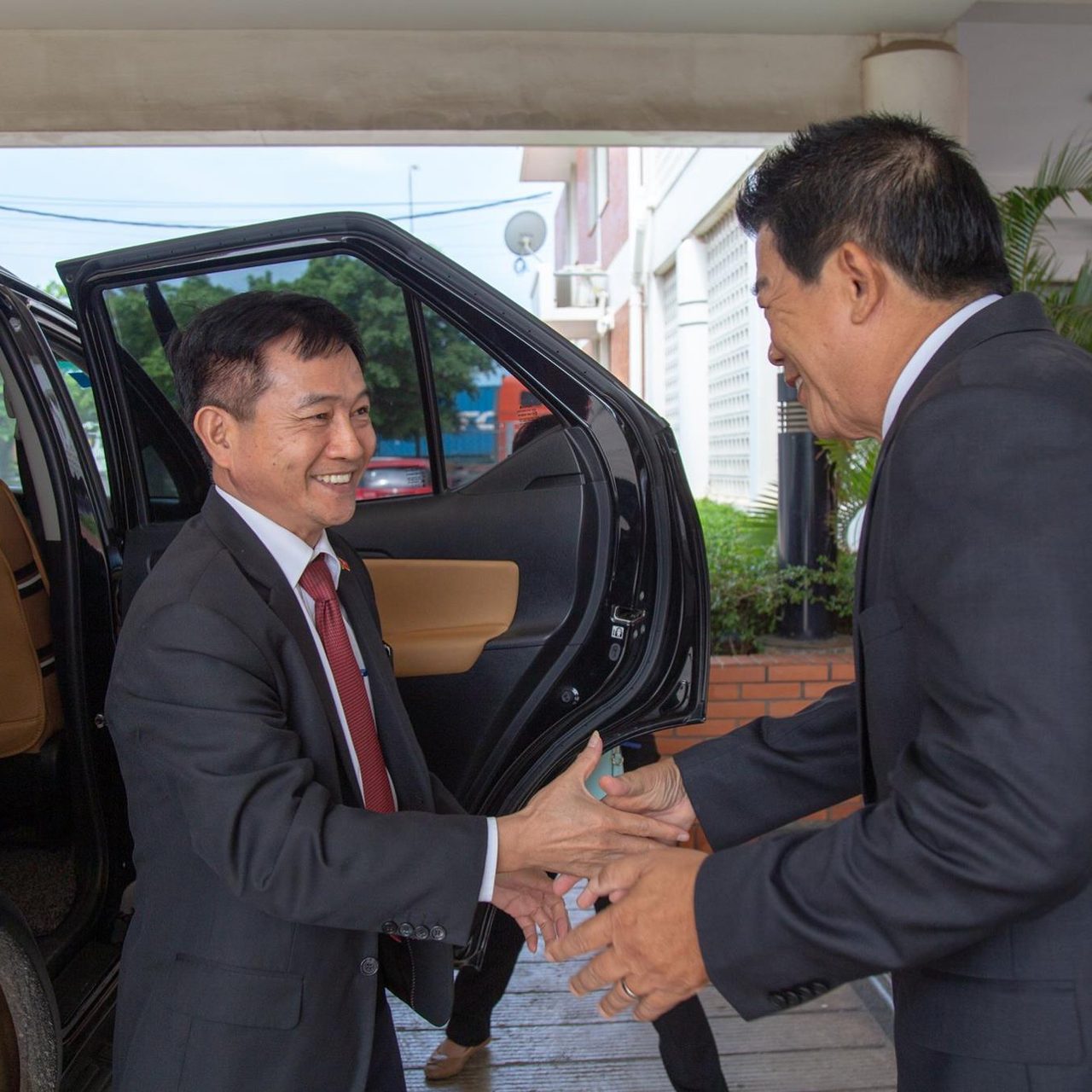ឯកឧត្តមអគ្គកុងស៊ុលវៀតណាម ប្រចាំខេត្តព្រះសីហនុ បានជូនពរថ្នាក់ដឹកនាំកំពង់ផែ ក្នុងឱកាសបុណ្យចូលឆ្នាំថ្មីប្រពៃណីជាតិខ្មែរ